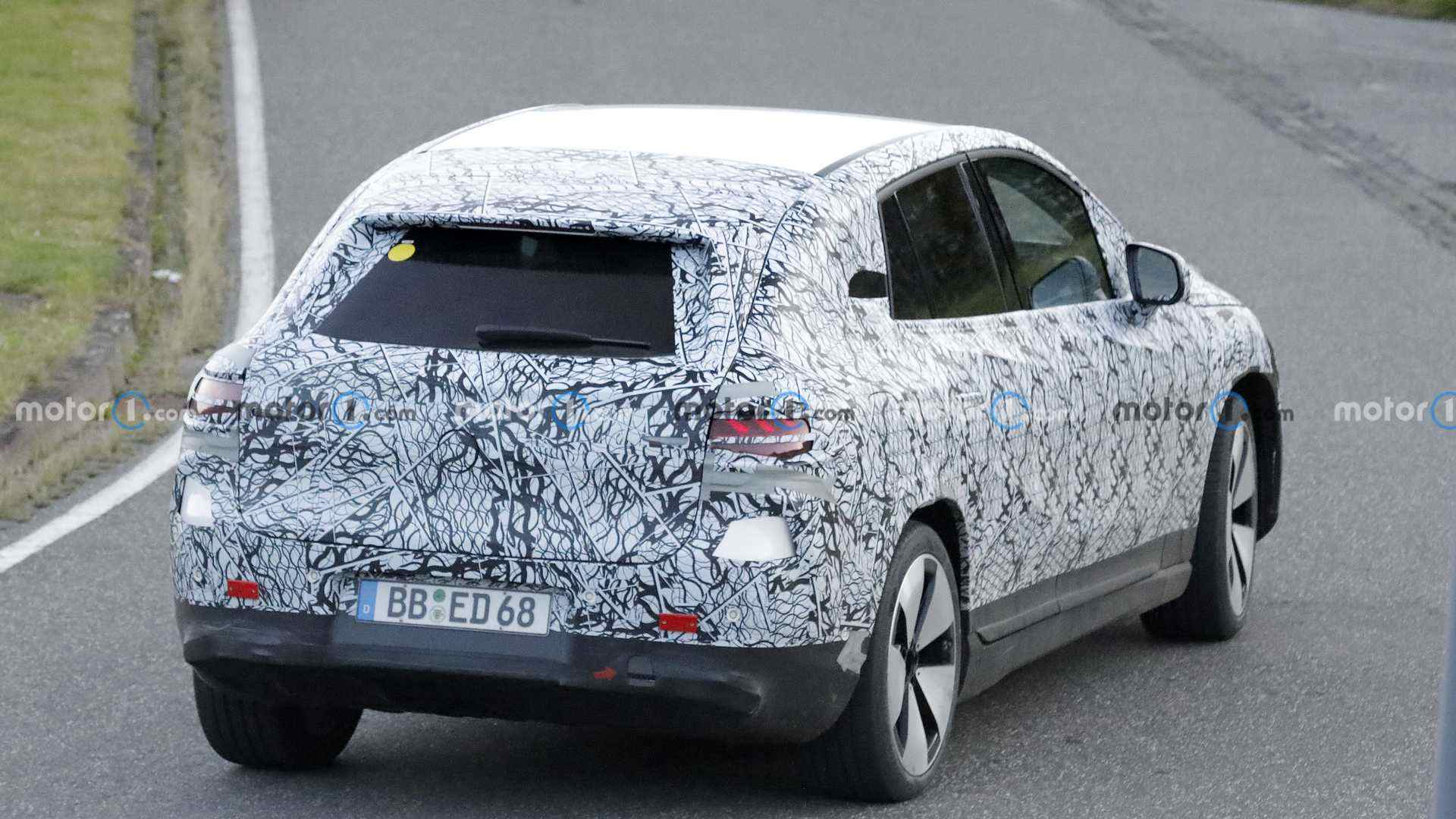 2023-mercedes-eqe-suv-spy-photo (2).jpg