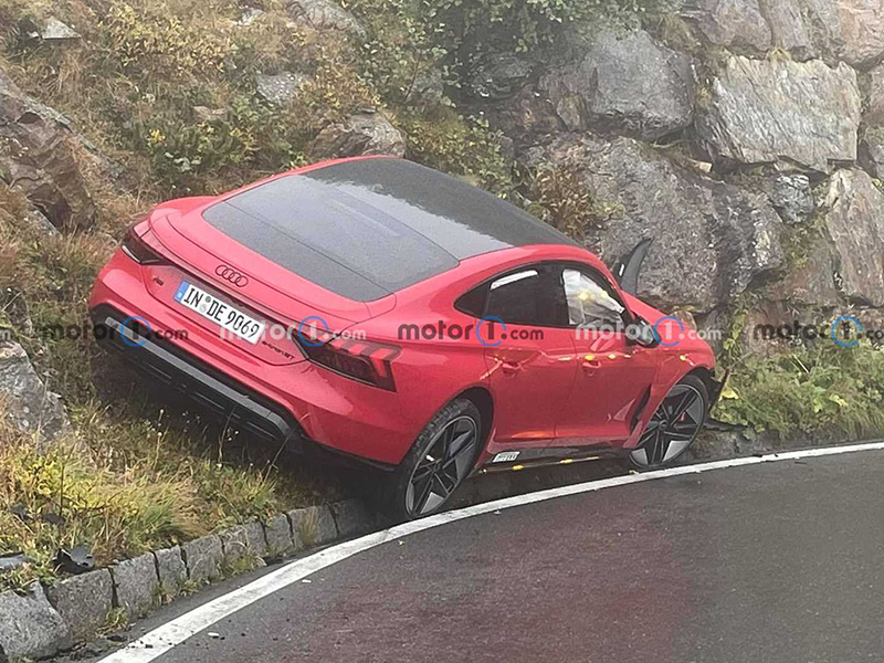 audi-rs-e-tron-gt-crashed-on-alpine-road-rear-corner.jpeg