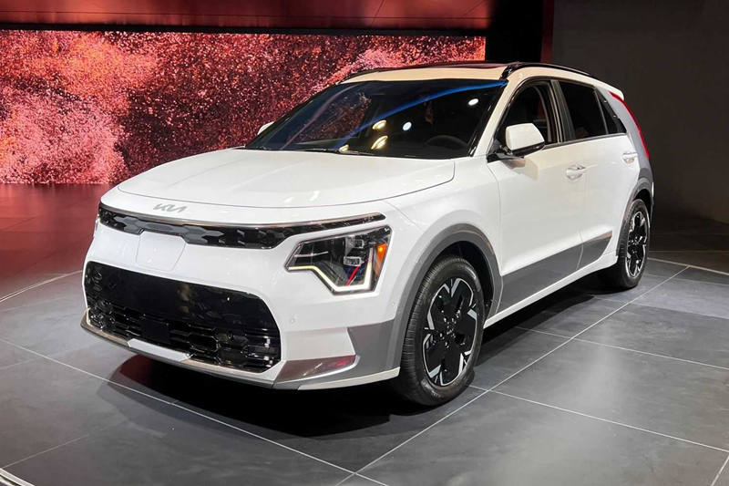https://i2.dd-img.com/cms/d886076c04ced7f109c6bfeaaa510e8e.jpg 2023-kia-niro-ev-at-nyias-front-three-quarter-view_副本.jpg