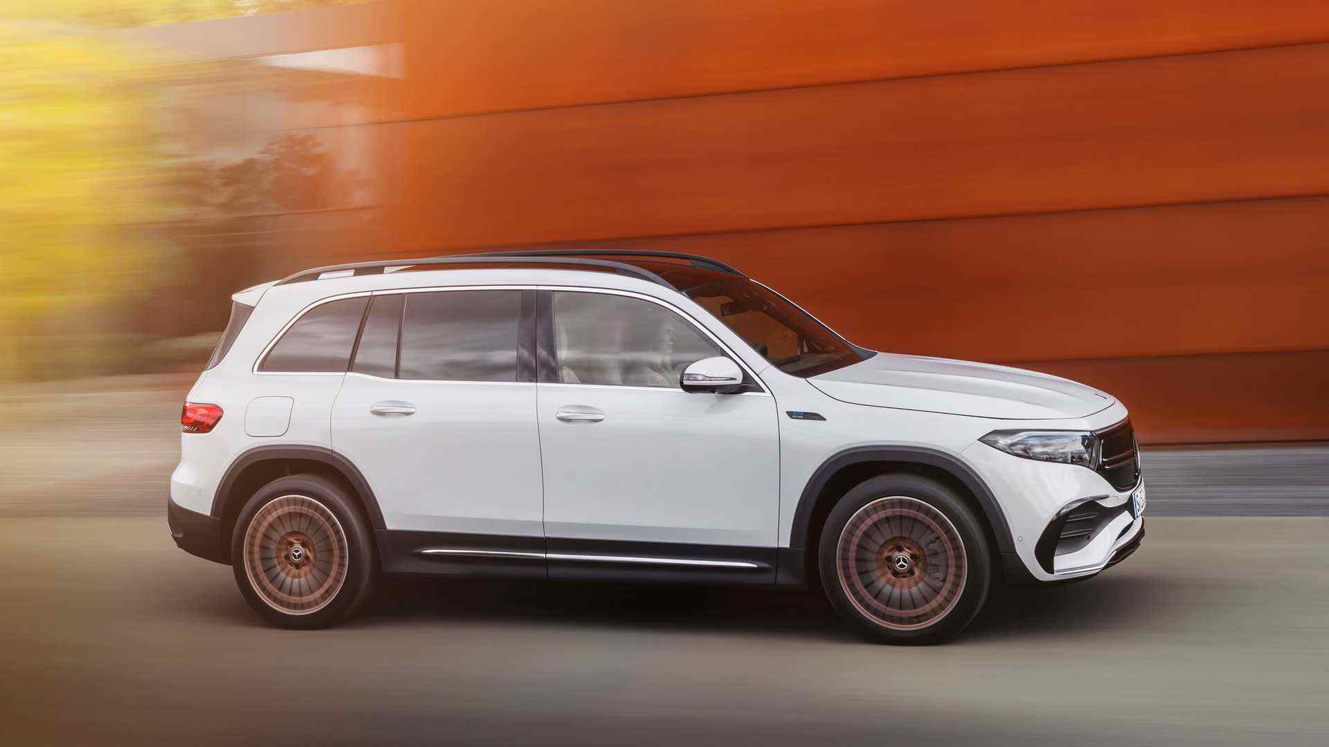 2022-mercedes-benz-eqb-350-exterior (3).jpg