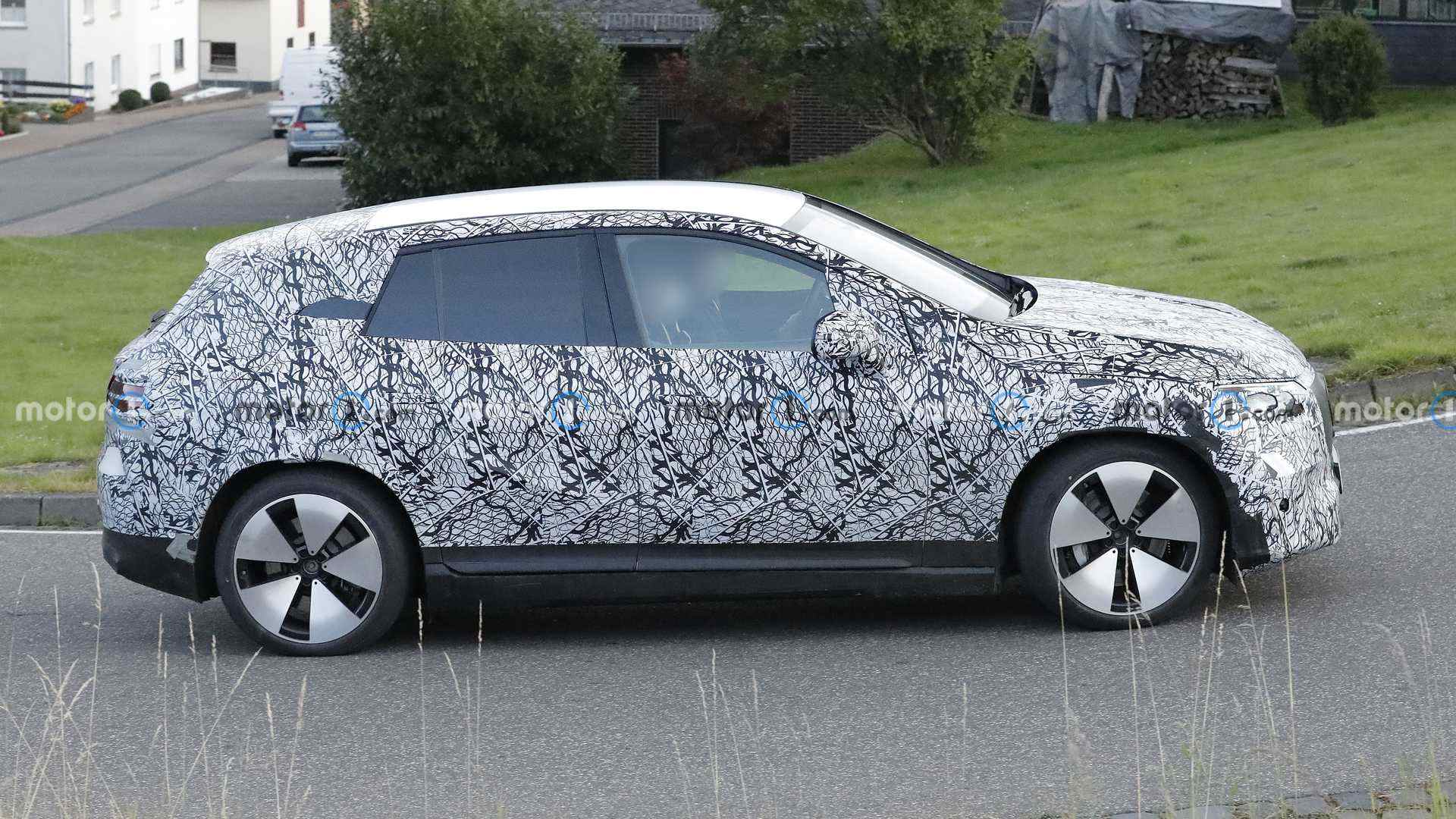 2023-mercedes-eqe-suv-spy-photo (1).jpg