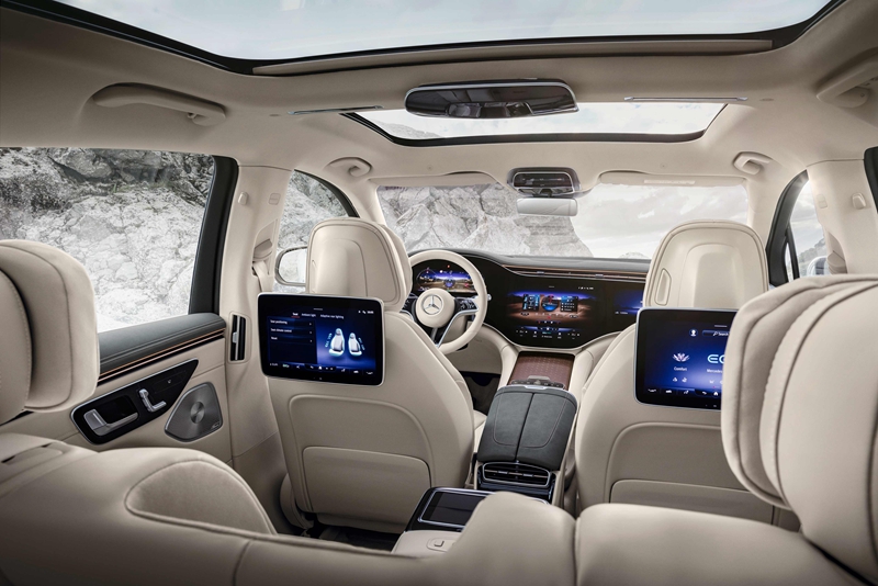07.全新EQS纯电SUV是梅赛德斯-奔驰品牌首个搭载杜比全景声系统的车型，与Burmester柏林之声环绕立体音响系统配合使用，带来颠覆豪华座舱的聆听体验_副本.jpg