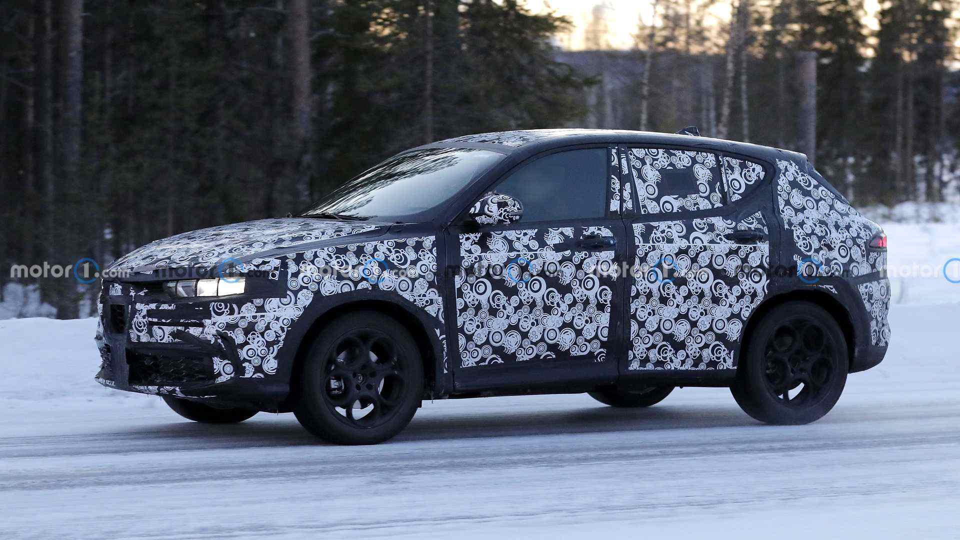 https://i2.dd-img.com/cms/f413134d159fcdf000f98a2fe314632e.jpg 2023-alfa-romeo-tonale-snow-spy-photo (2).jpg