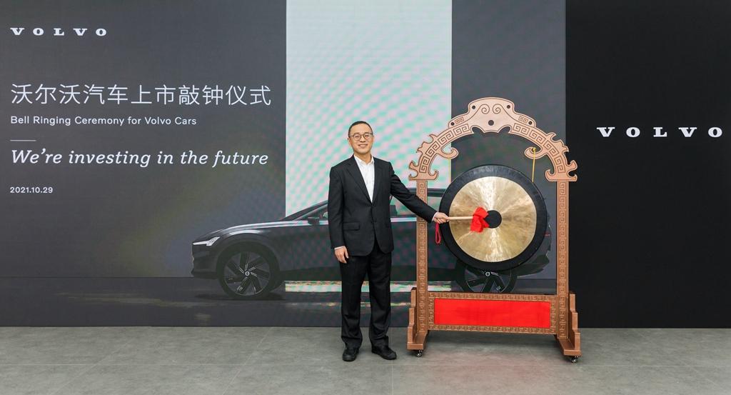 吉利控股集团CEO、沃尔沃汽车董事李东辉敲钟.jpg