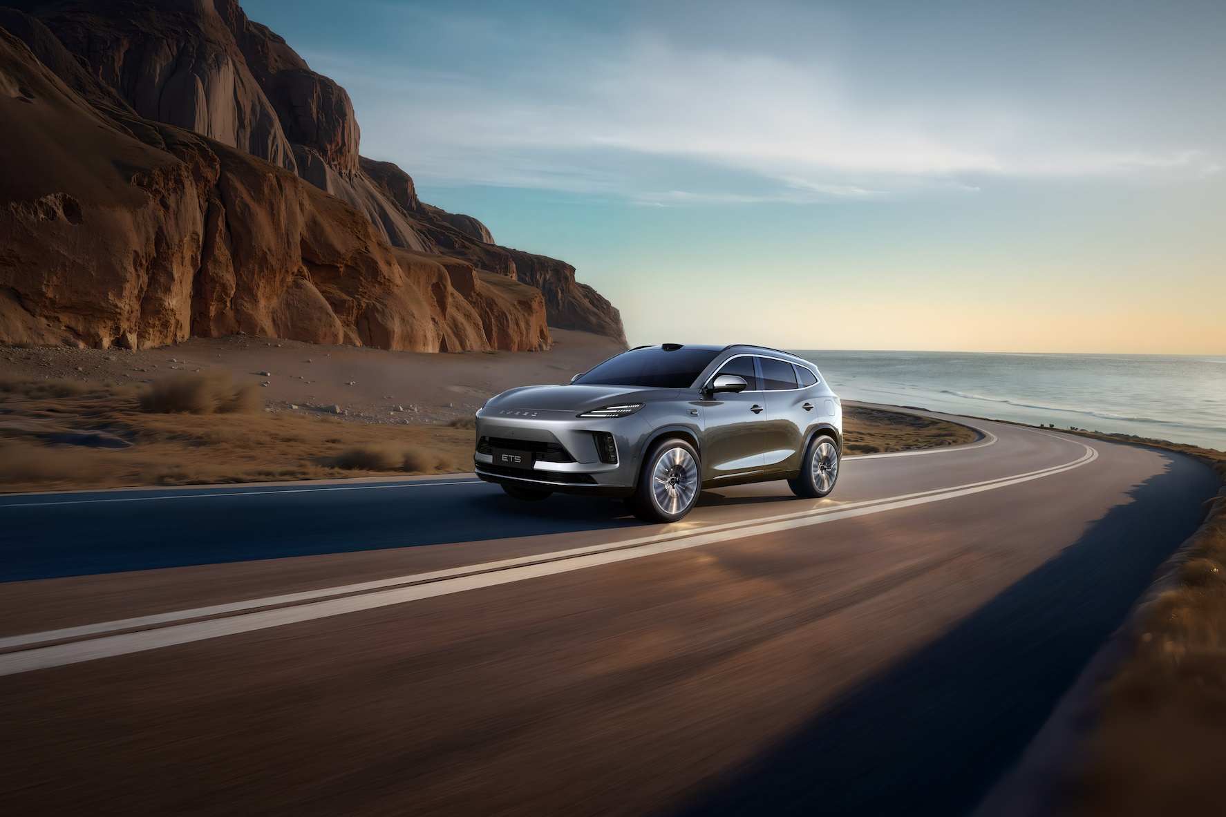 新奢智电中型SUV星途ET5正式预售，定价15.99万元起