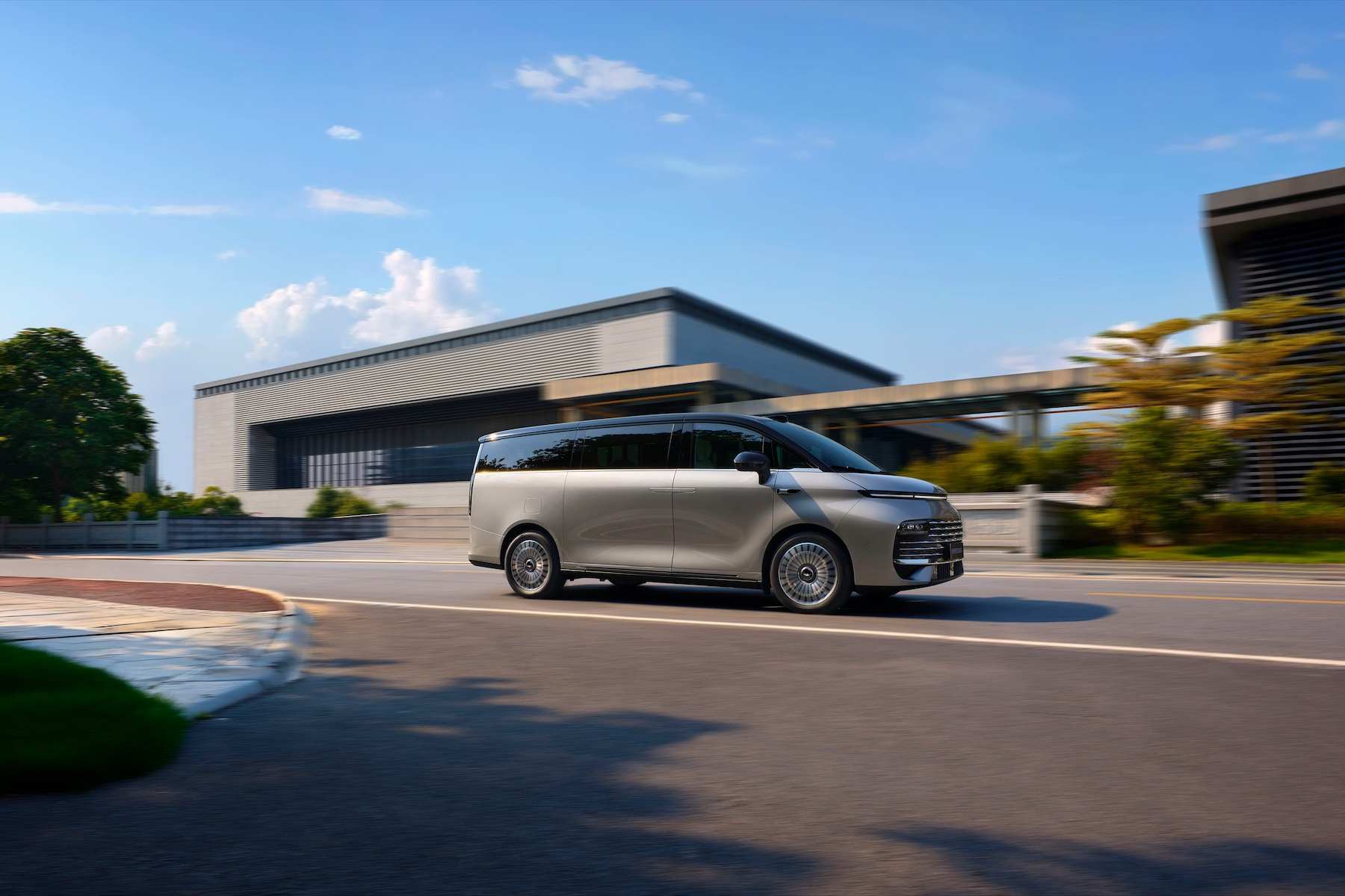 26.98万起，吉利银河V900冲击家庭豪华MPV市场