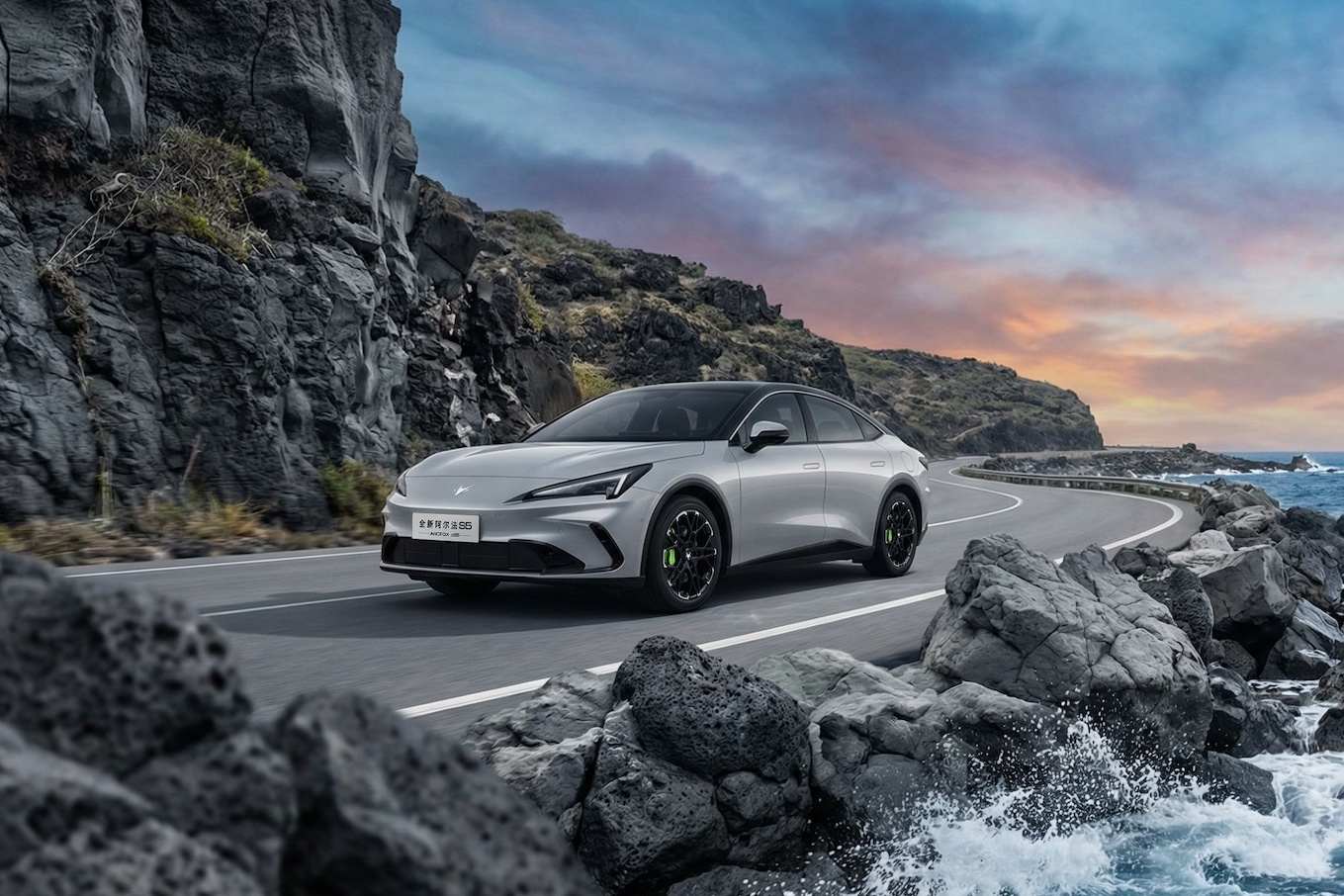 纯电720km/增程1450km，极狐全新阿尔法S5上市补贴价9.98万起