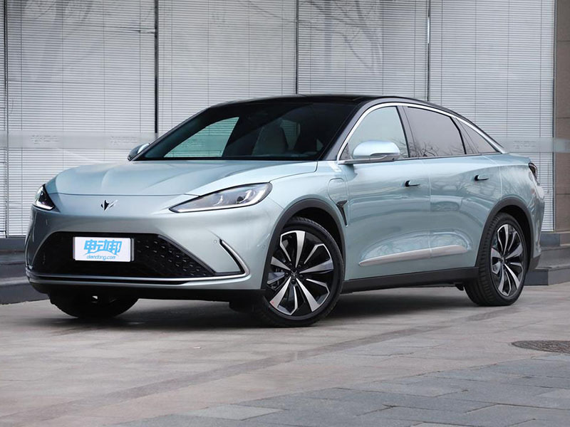 可激情驾驶也可诗和远方 极狐阿尔法S对比小鹏P7 /Model 3