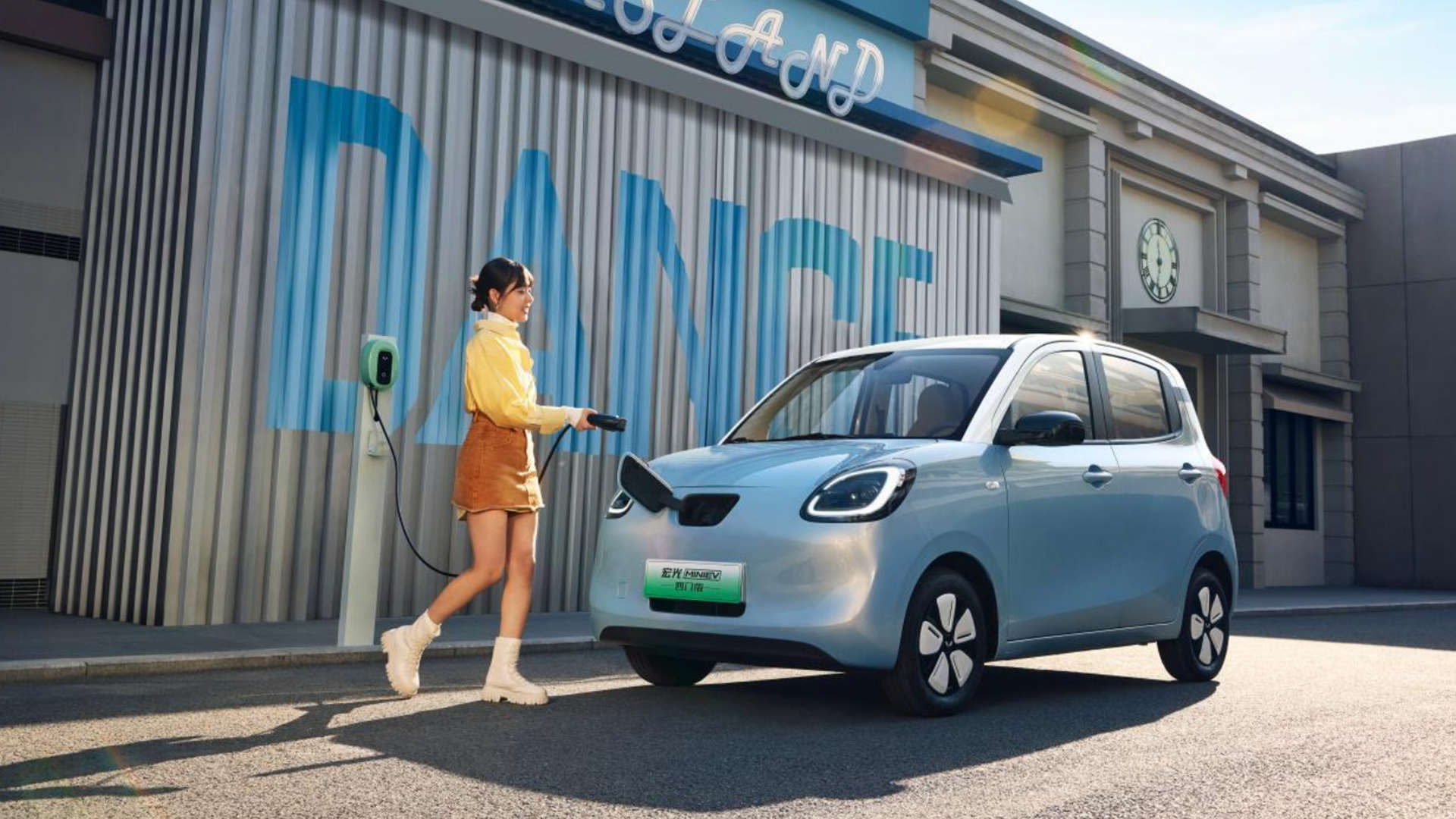 销冠之上，持续进阶！宏光MINIEV四门版推出301km续航车型，置换补贴价5.28万元