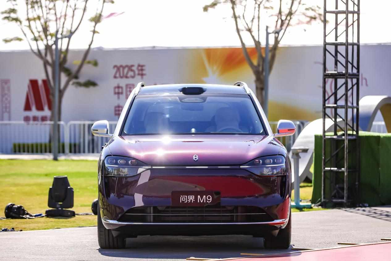 问界M9携手2025中国金鸡百花电影节，树立“科技+艺术”跨界融合典范