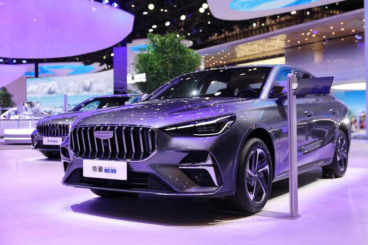 第5代帝豪i-HEV智擎混动亮相车展，将2L级油耗带进国民家轿市场