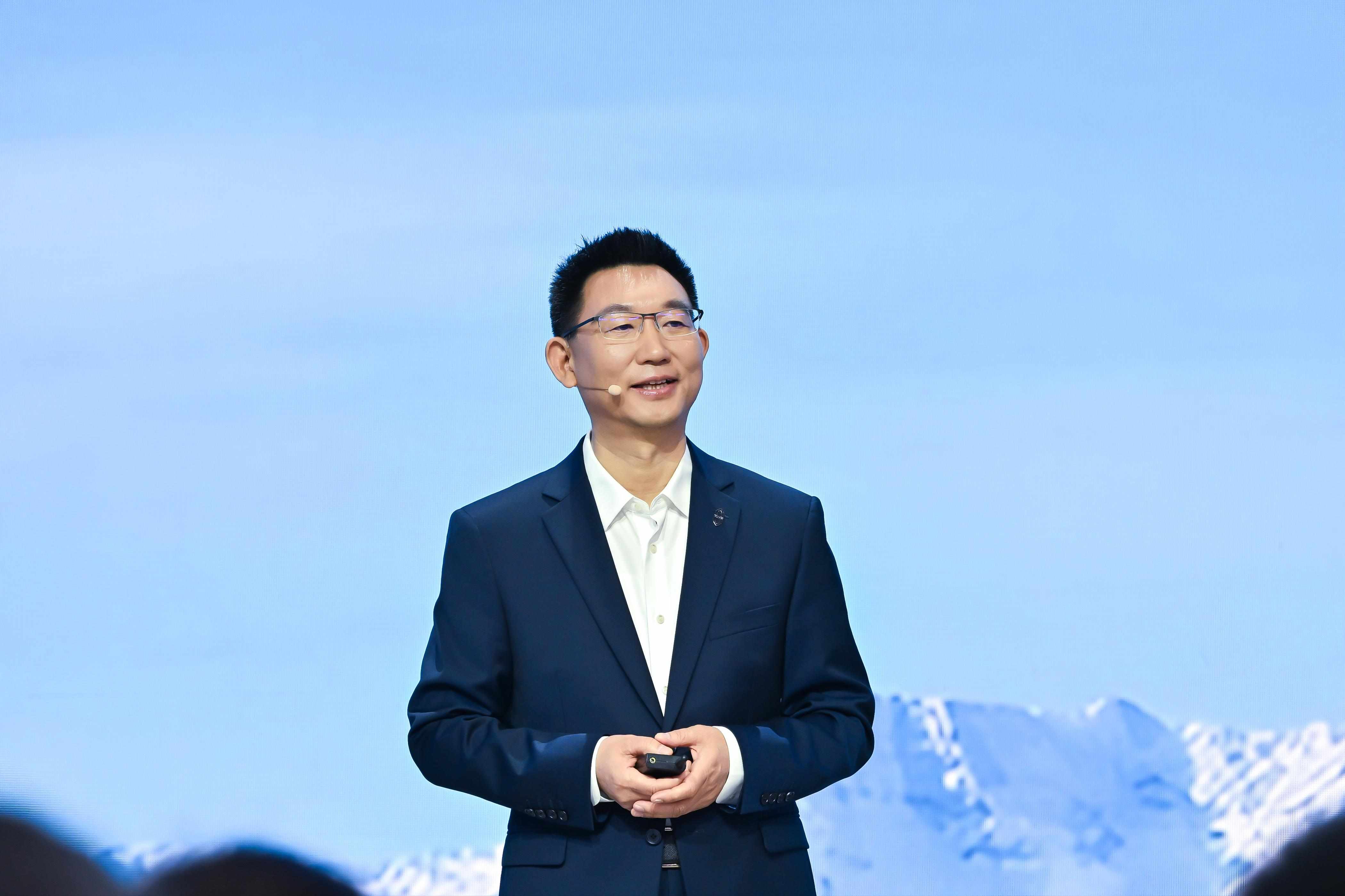 赛力斯何利扬：坚持软件定义AI驱动，魔方技术平台向整车L4级具身智能演进