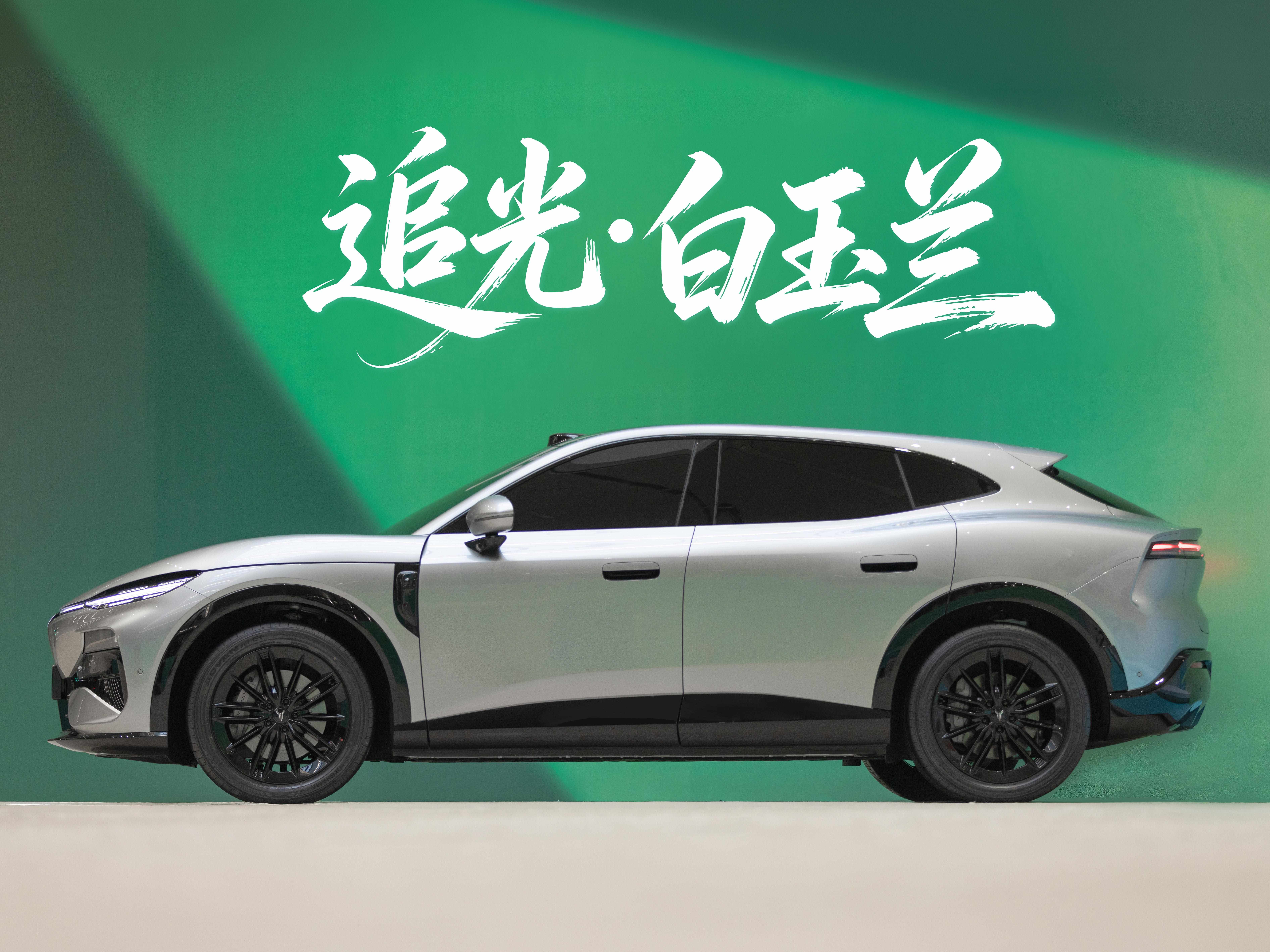 岚图追光S空降白玉兰盛典，一套国风车色惊艳全场