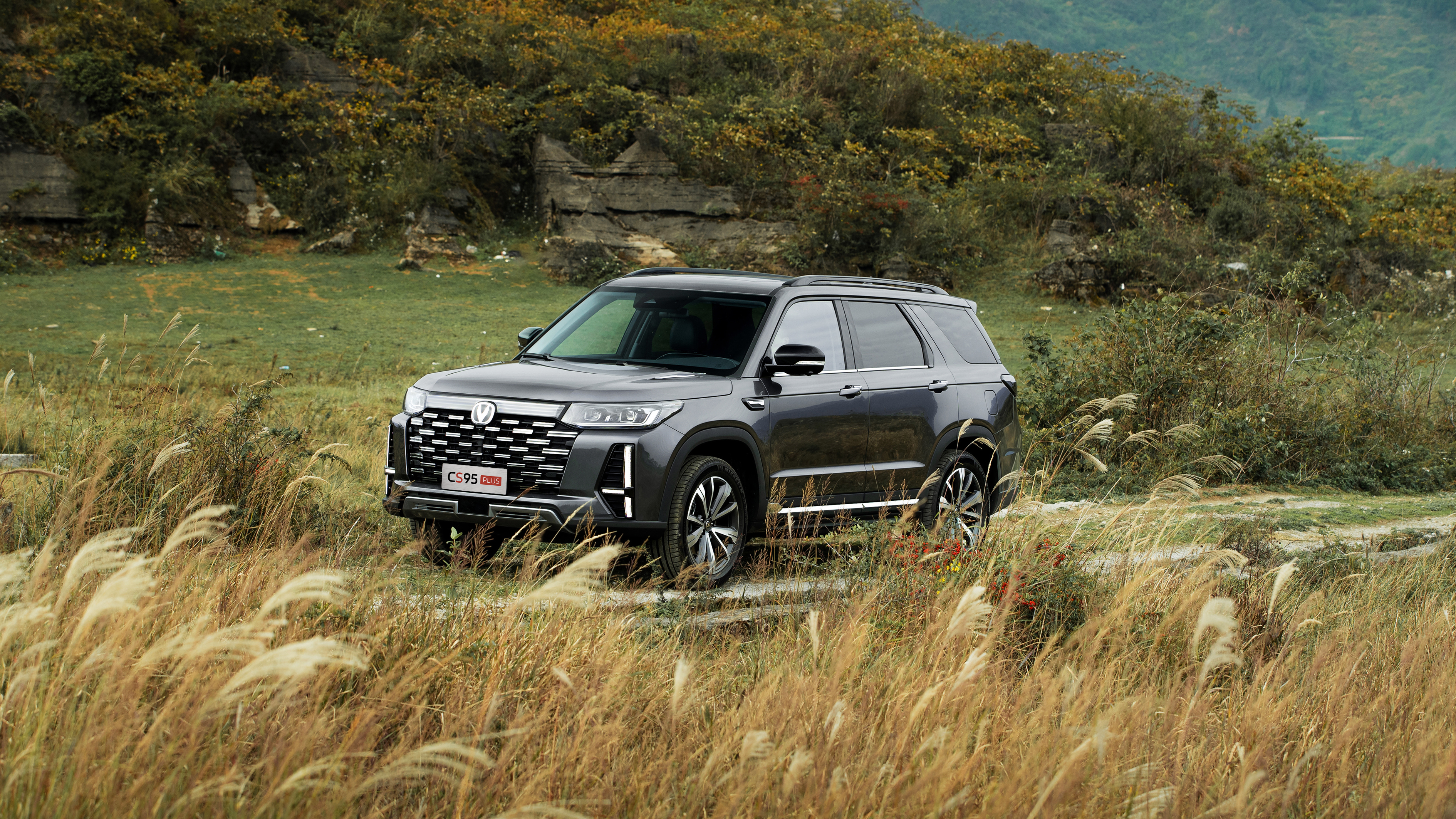 作为改款车型,长安cs95plus的定位不变,依旧主打中大型suv市场,车内