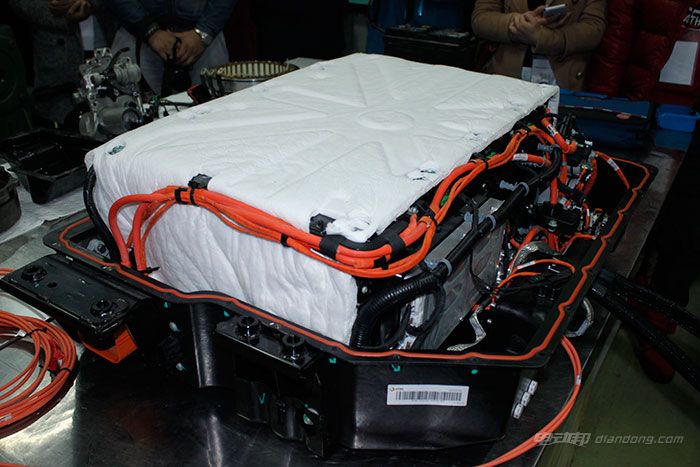 电池组被包裹在保温棉当中,外壳周围一圈的橘红色塑胶就是起到防水