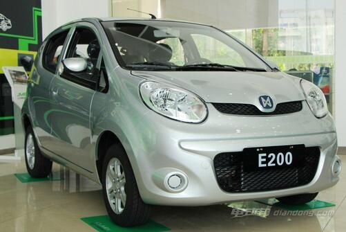 江铃e100在动力方面是由锂电池加电动机组成,其电动机功率为10马力(7.