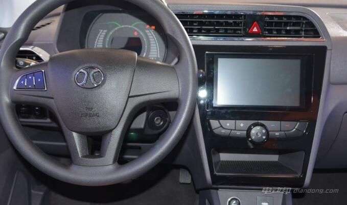 北汽新能源ec180车型介绍及图片详情  内饰方面,中控设计富有层次感