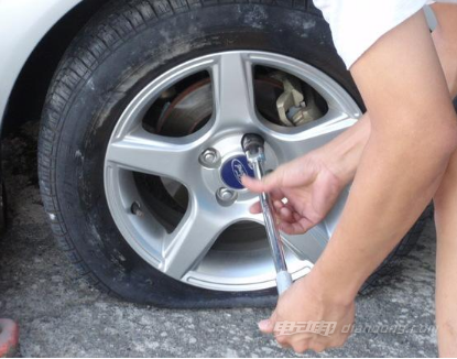 汽车爆胎怎么办,汽车轮胎修理