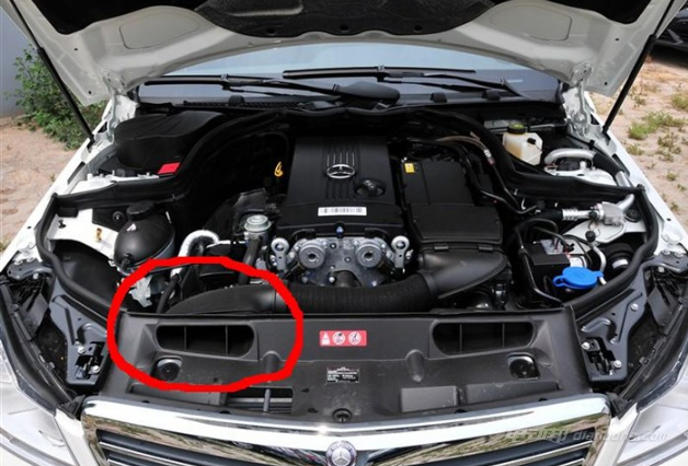 汽车发动机进气口位置图片