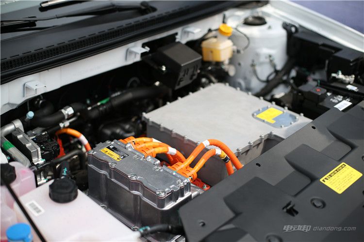 一个是北汽新能源eu400,另一个是吉利帝豪 ev300
