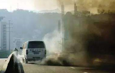 汽车排气管冒黑烟