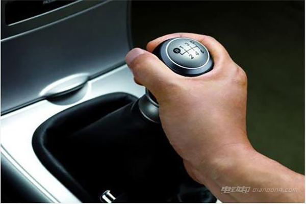 汽车起步后,应及时升档,不要拖档行驶.