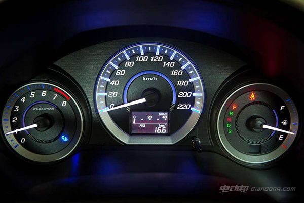 获取信号,通过脉冲频率的变化使指针偏转或者显示数字表示汽车的时速