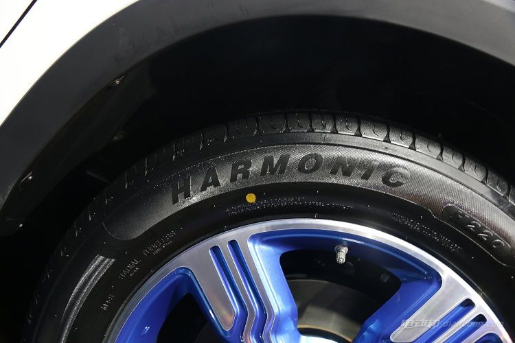 轮胎则配的是国产万力harmonic轮胎,轮胎宽度215毫米,扁平比为60.