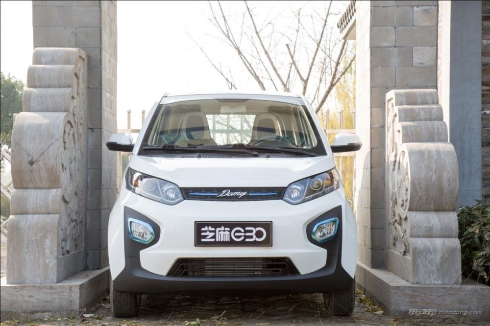 两座微型电动汽车:众泰芝麻e30