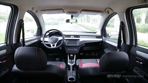 鸿日s1电动汽车车型介绍:内饰