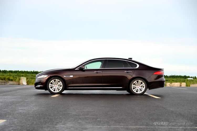 百公里综合油耗仅3升？捷豹将推XFL混动版