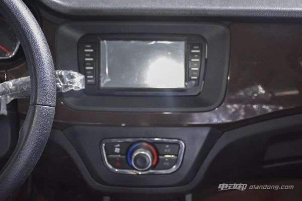 汽车资讯 金彭低速电动汽车能不能上路,车型介绍  外观:今鹏d70的车身