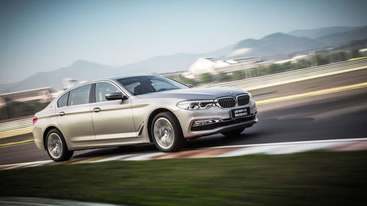 插电混动车也能玩漂移 赛道体验华晨宝马530Le