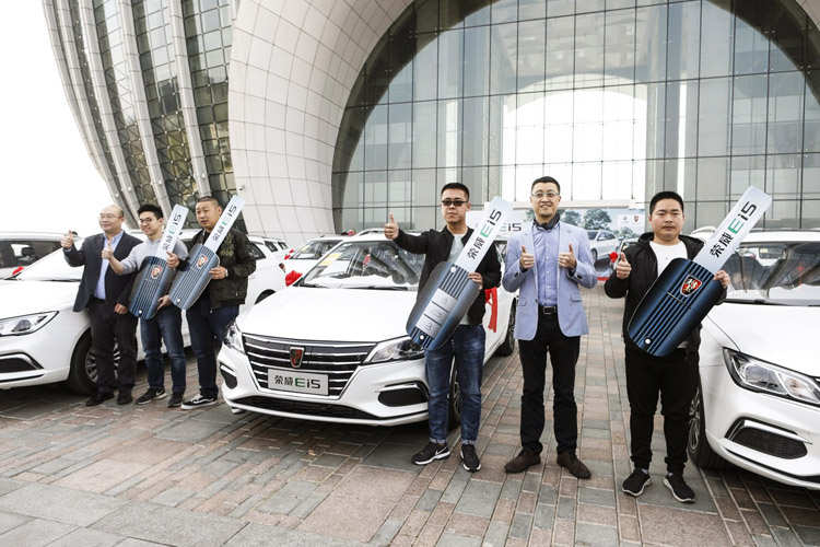 上市10天订单超2000 荣威Ei5首批车主正式提车 