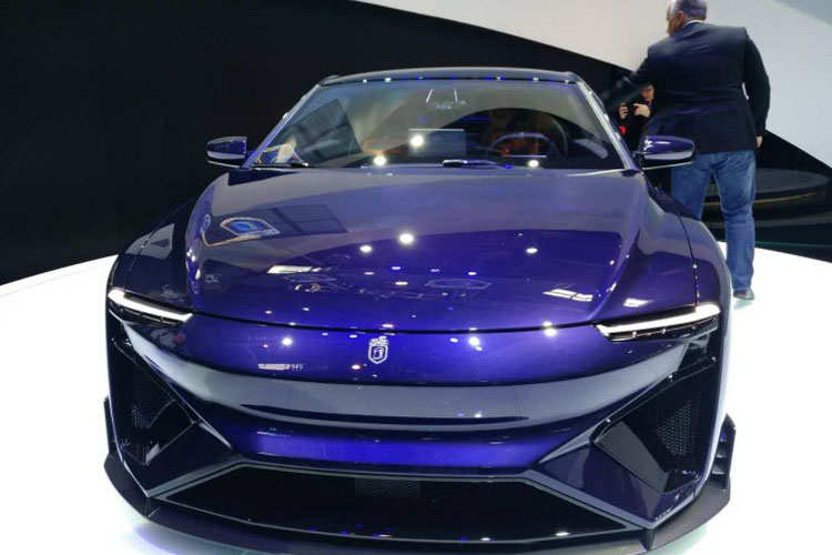 百公里加速2.5秒 爱驰RG概念车全球首发