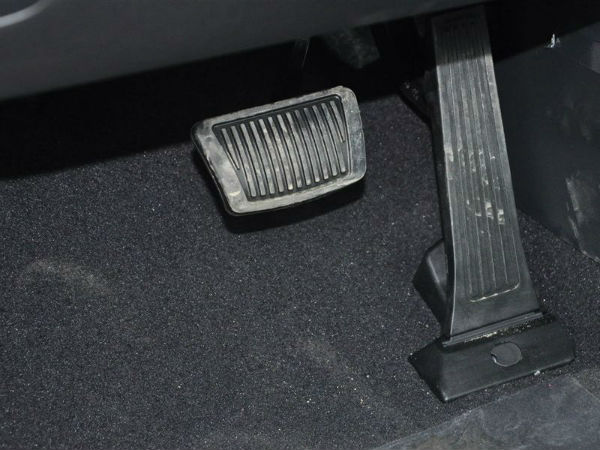 汽车油门高是怎么回事——汽车油门反应慢