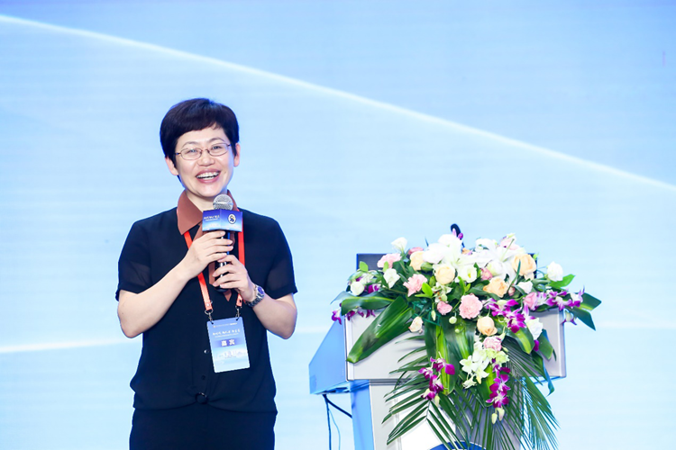 魏梅与现场观众互动