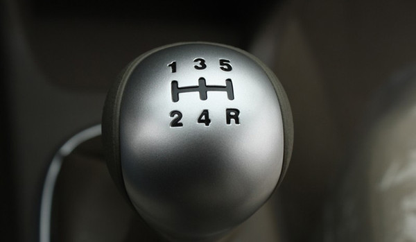 汽车档位怎样操作,自动挡车型各个挡位的作用与使用方法