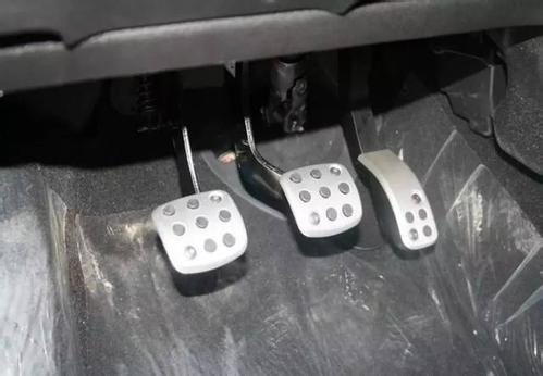 传统的手刹是用手来控制刹车,操纵手柄一般安装在换挡杆附近,其操纵