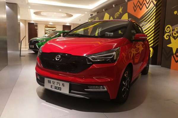 江铃E300首次亮相，外观时尚动感