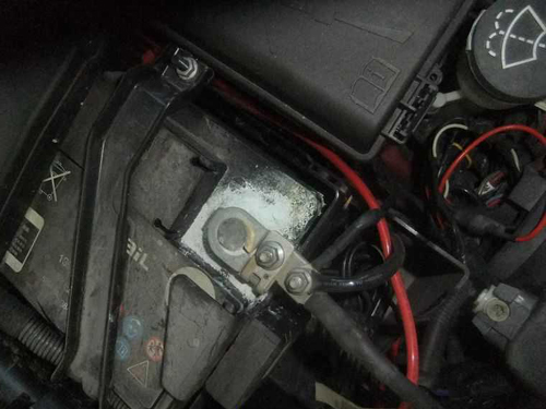 汽车电瓶极柱断了如何修复:蓄电池极柱折断的急救方法