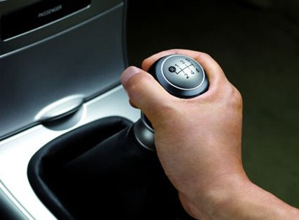 驾驶手动挡汽车踩离合行驶正确吗 1537525618858.jpeg