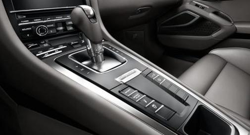 需要向上挑半个档位位置而二档入空档换档杆则需向下踩半个档位循环档