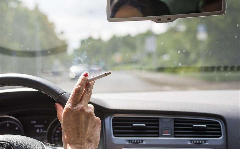 但对相应的违规处罚作了详细的说明,如果驾驶员在开车时抽烟,可以处以