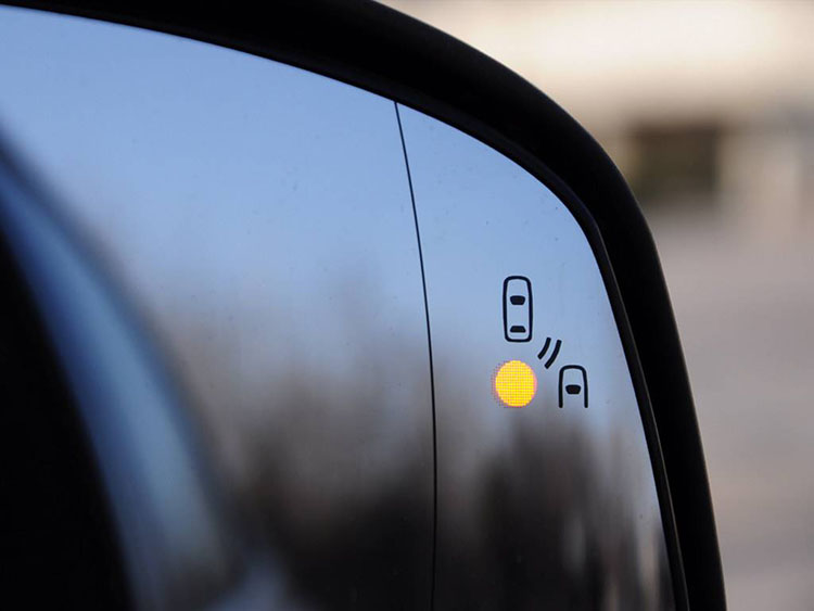 至于提示的方式也是多种多样,有在a柱装指示灯的,有在后视镜闪红三角