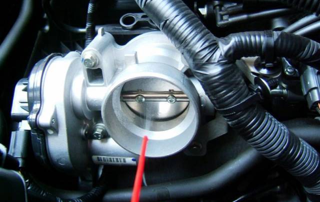 发动机进气系统:电子节气门的清洗