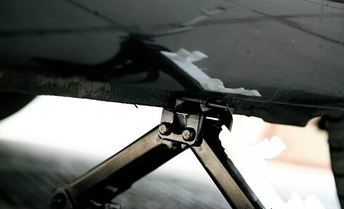 错误支撑点会损坏底盘 教你正确使用千斤顶