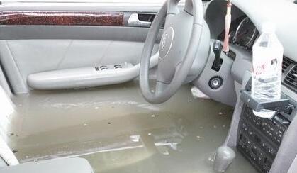 汽车进水:水进入发动机内部