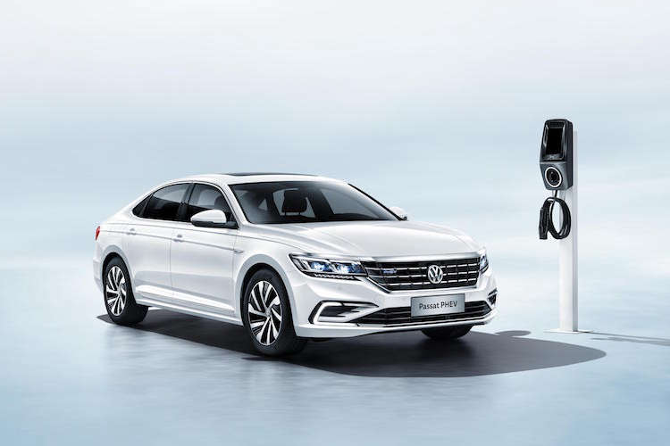 中型车扛把子帕萨特PHEV怎么选？