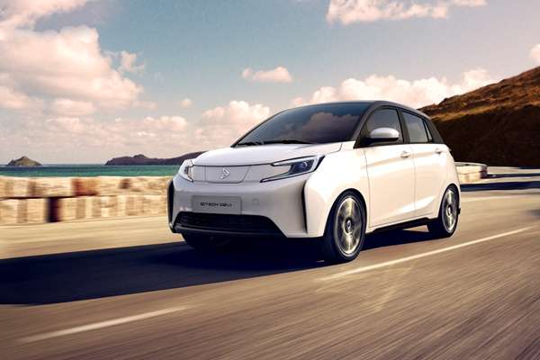 液晶仪表、旋钮换挡，新特全新电动汽车路试，谁认识这是哪一款？